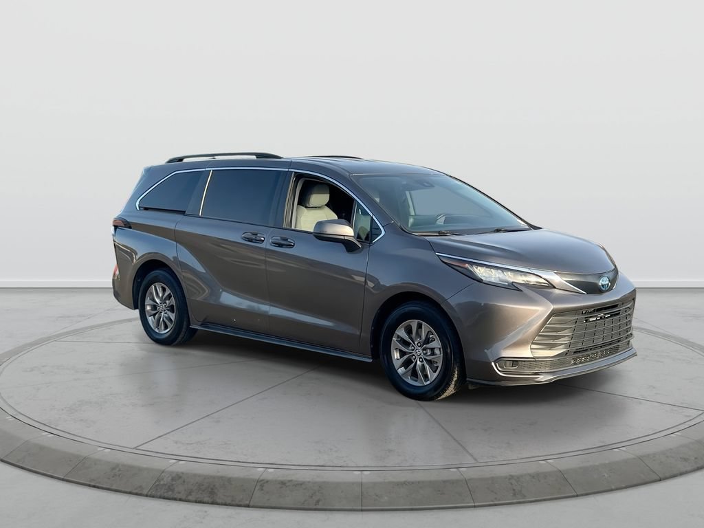 Used 2023 Toyota Sienna LE FWD image 2