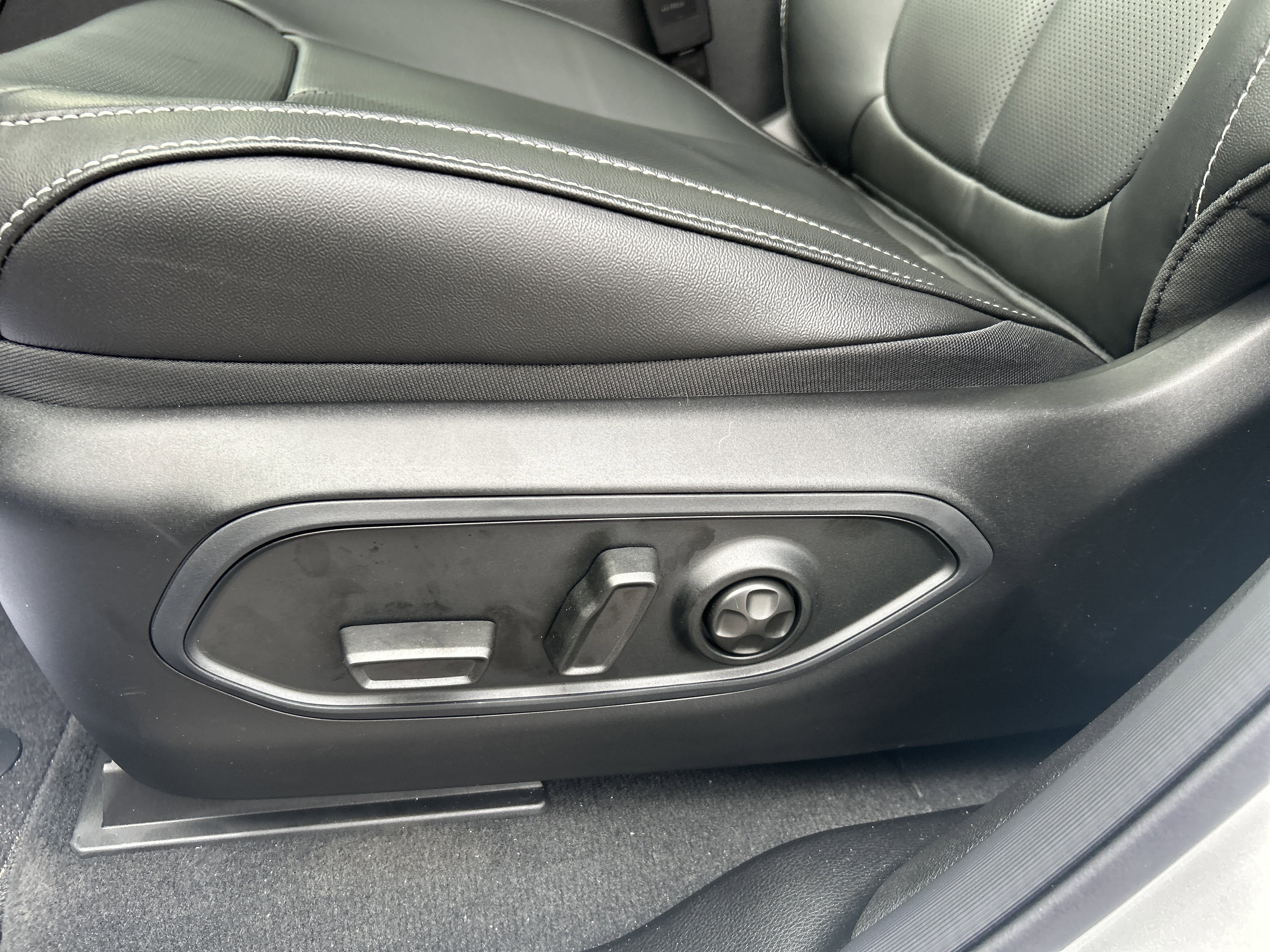 New 2025 Jeep Grand Cherokee L Limited w/ Luxury Tech Group II image 15