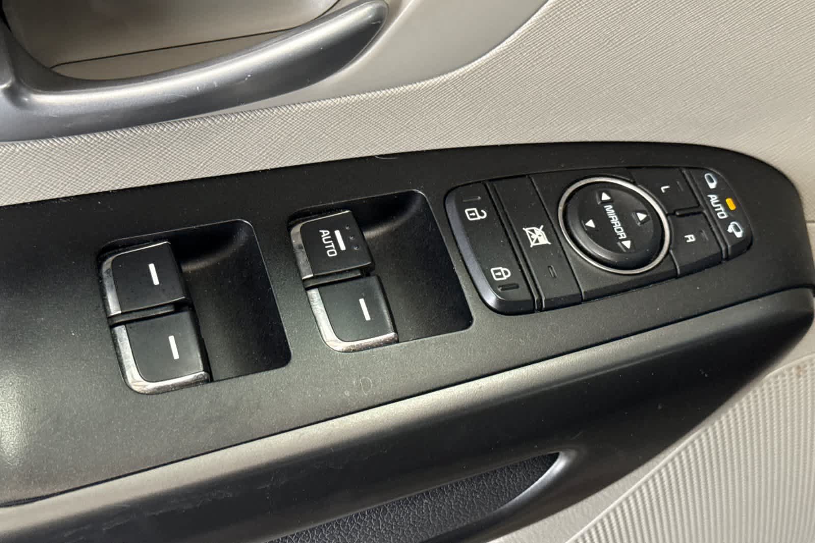 Used 2017 Kia Sedona LX w/ LX Essentials Premium Package FWD image 12