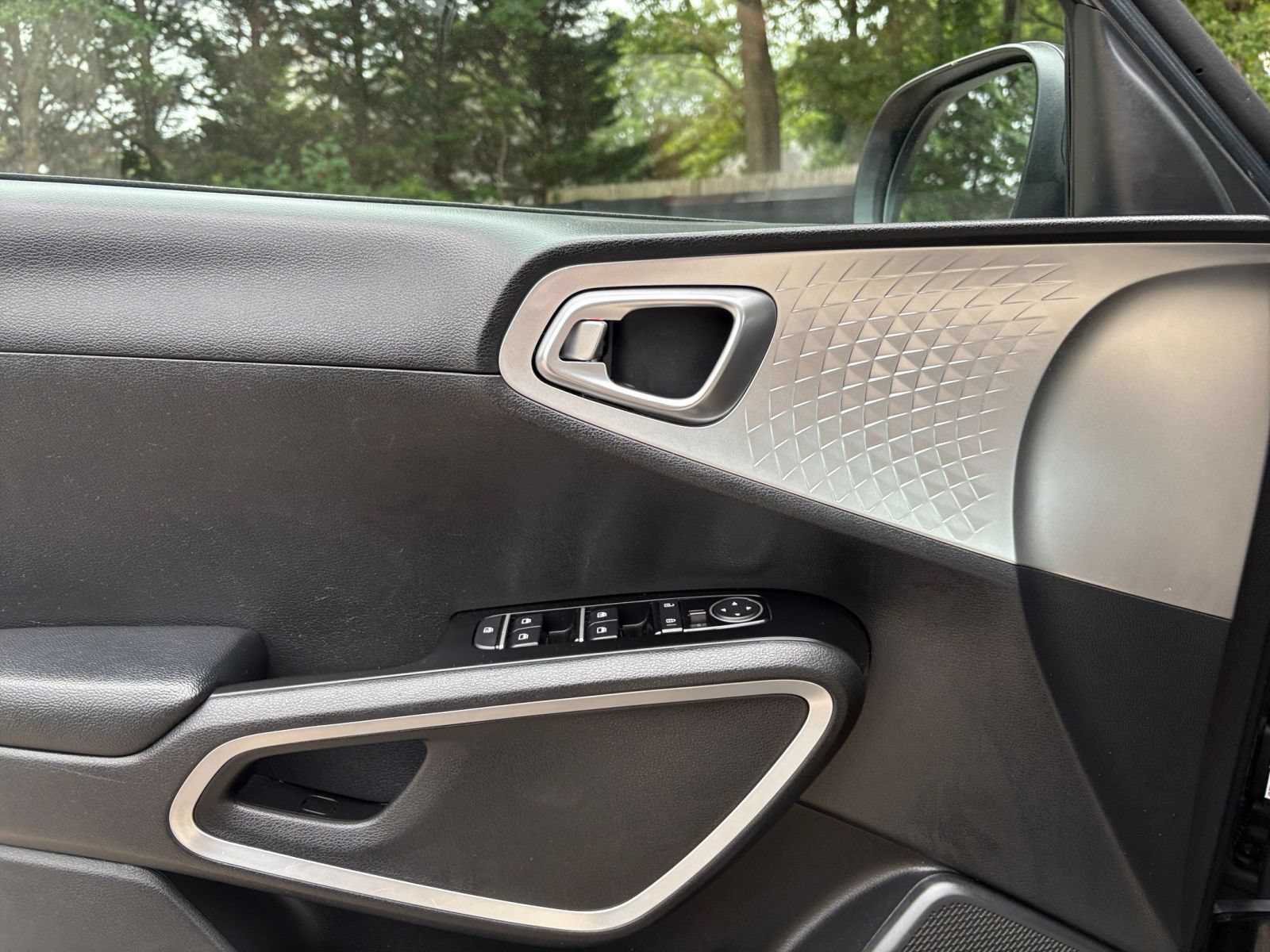 Used 2025 Kia Soul LX w/ LX Technology Package FWD image 18