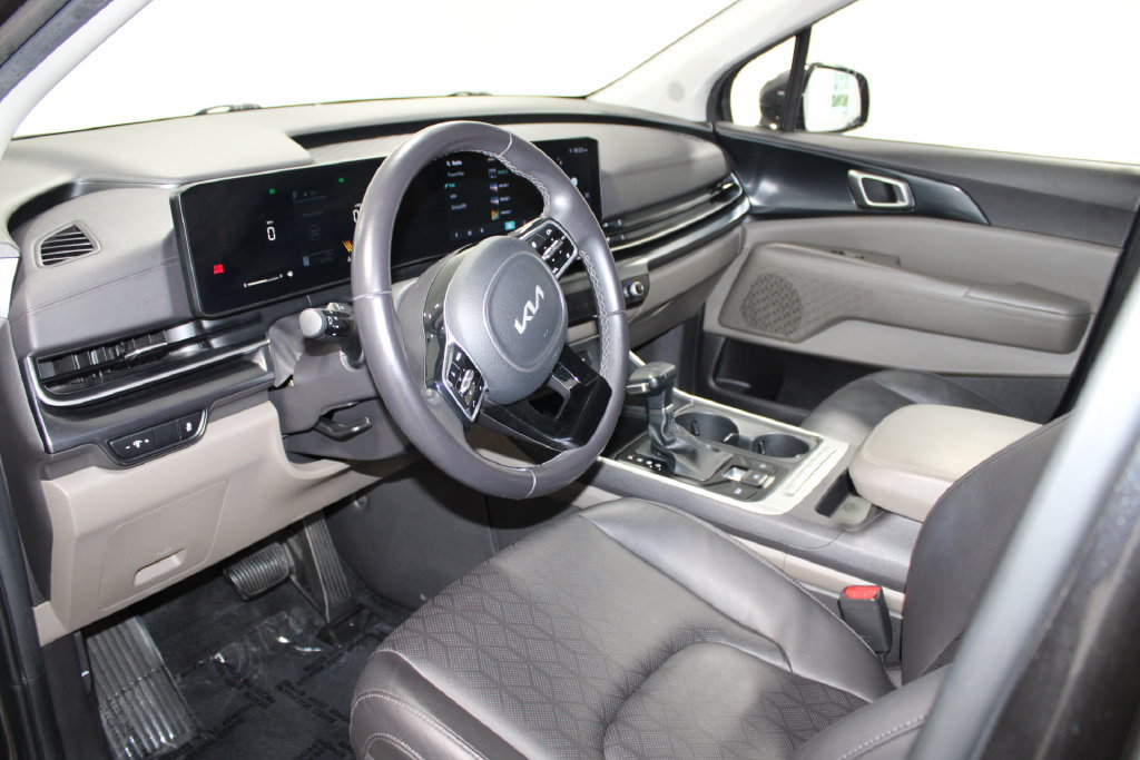 Used 2025 Kia Carnival FWD image 14