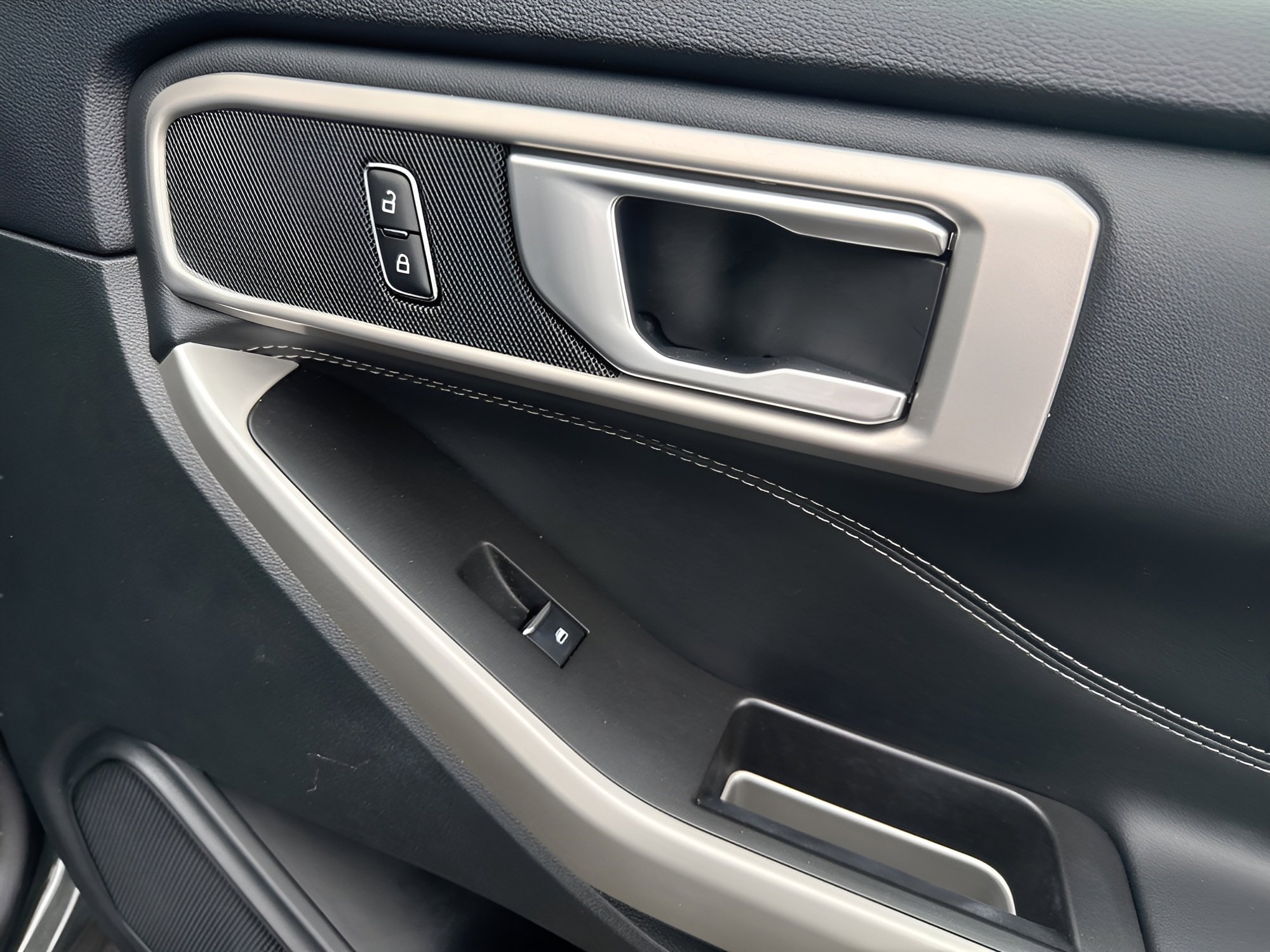 Used 2023 Ford Explorer XLT w/ Equipment Group 202A image 9