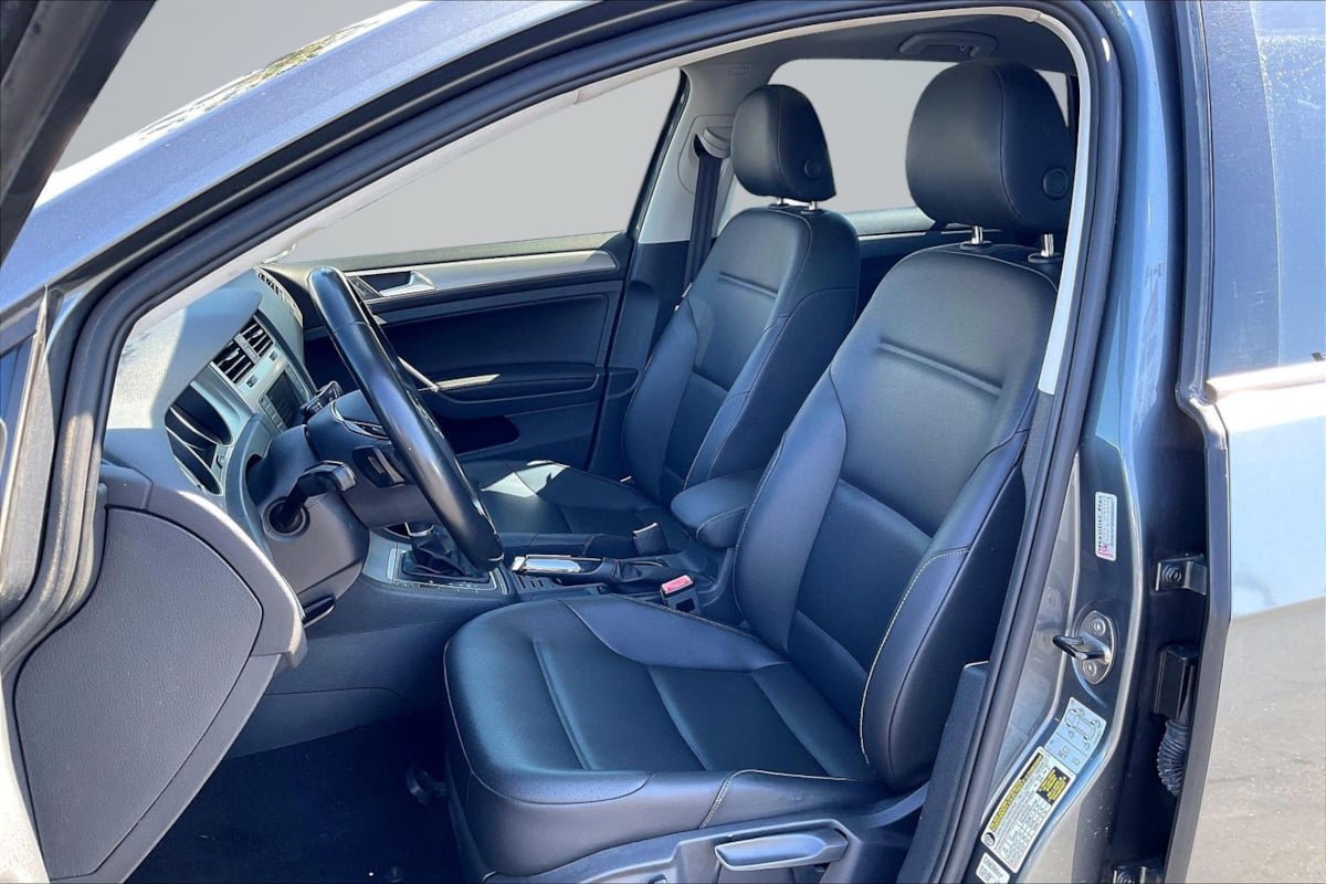 Used 2017 Volkswagen Golf SE FWD image 25