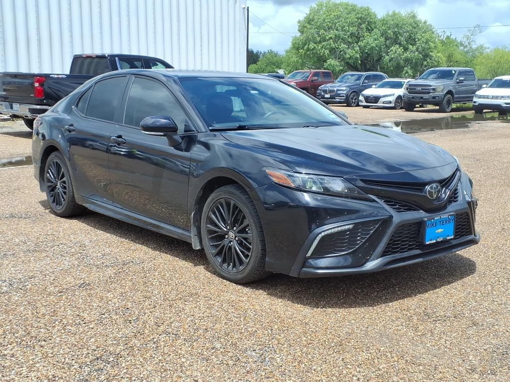 Used 2022 Toyota Camry SE FWD image 3