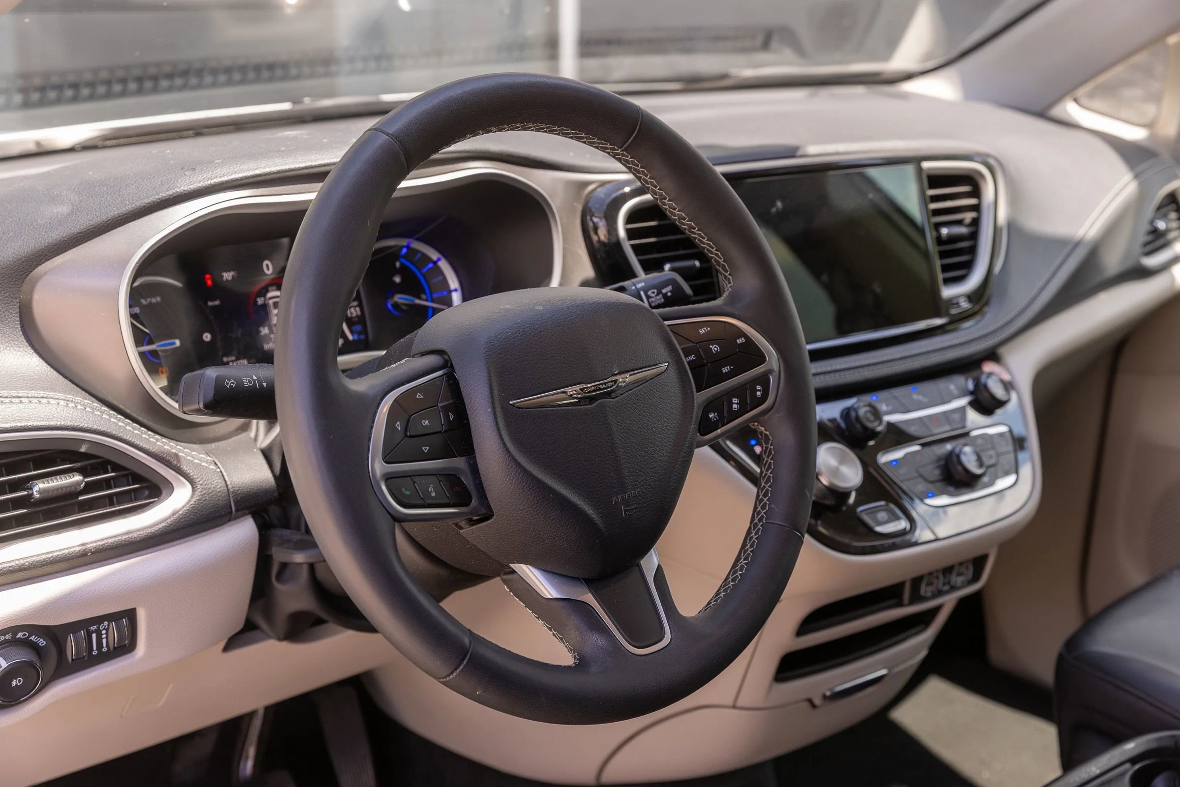 Used 2024 Chrysler Pacifica Limited FWD image 17