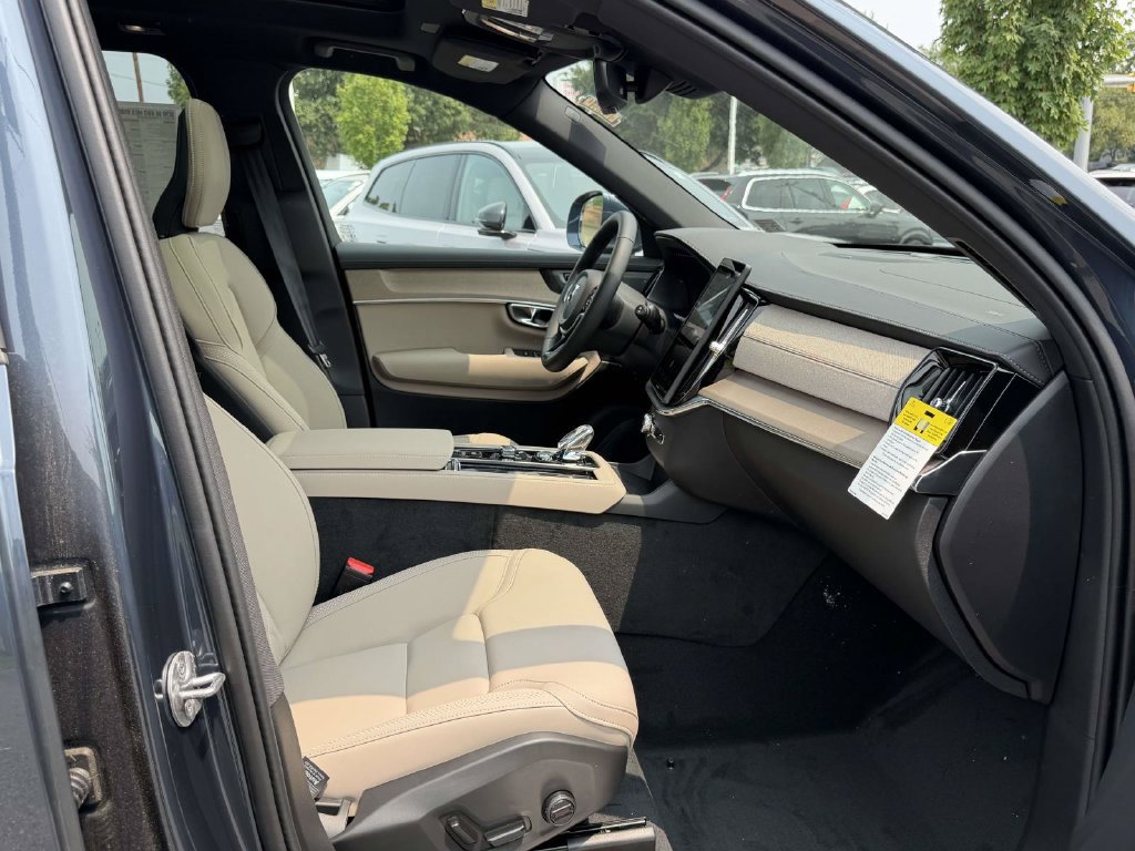 New 2026 Volvo XC90 B6 Plus w/ Protection Package Premier AWD/4WD image 11