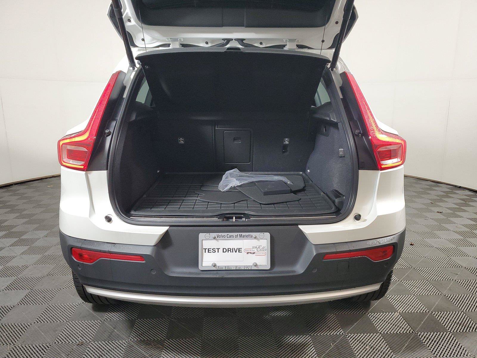 Used 2024 Volvo XC40 B5 Plus w/ Protection Package Premier AWD/4WD image 9