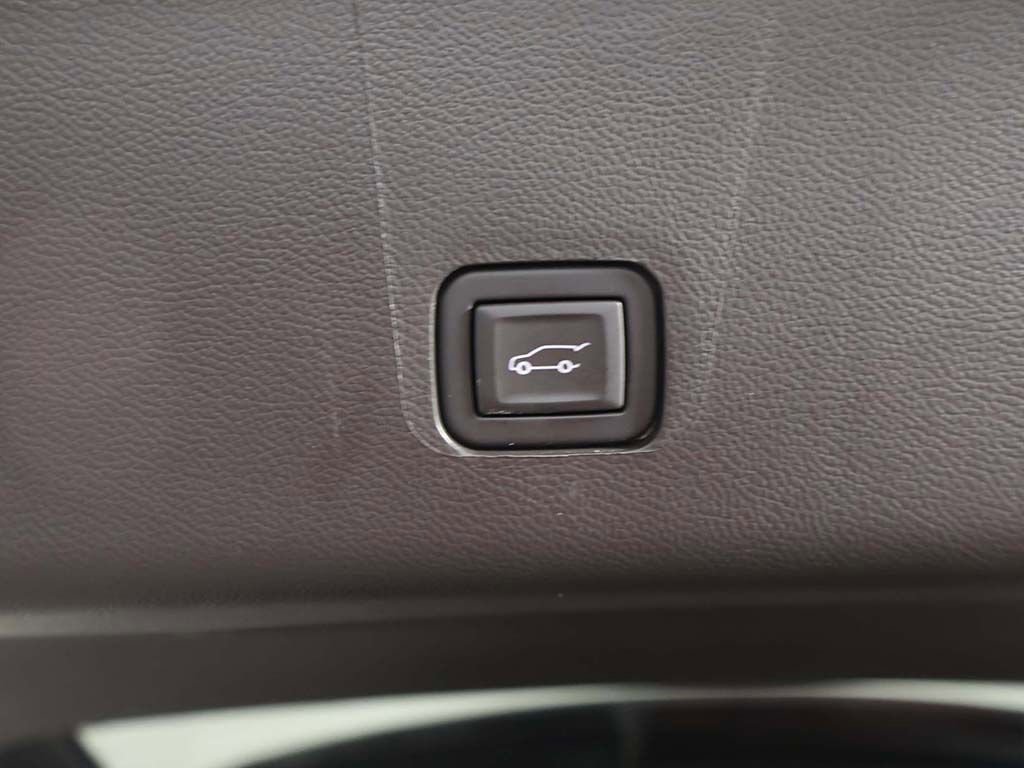 Used 2023 Chevrolet Traverse LT image 15