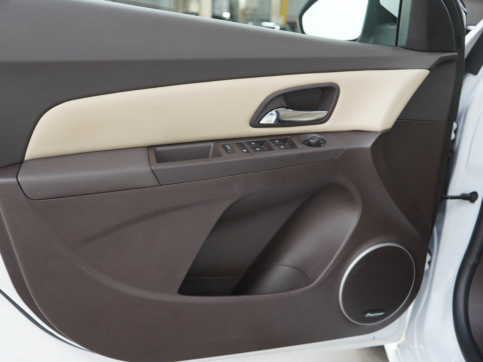 Used 2015 Chevrolet Cruze LTZ w/ Sun, Sound and Sport Package FWD image 17