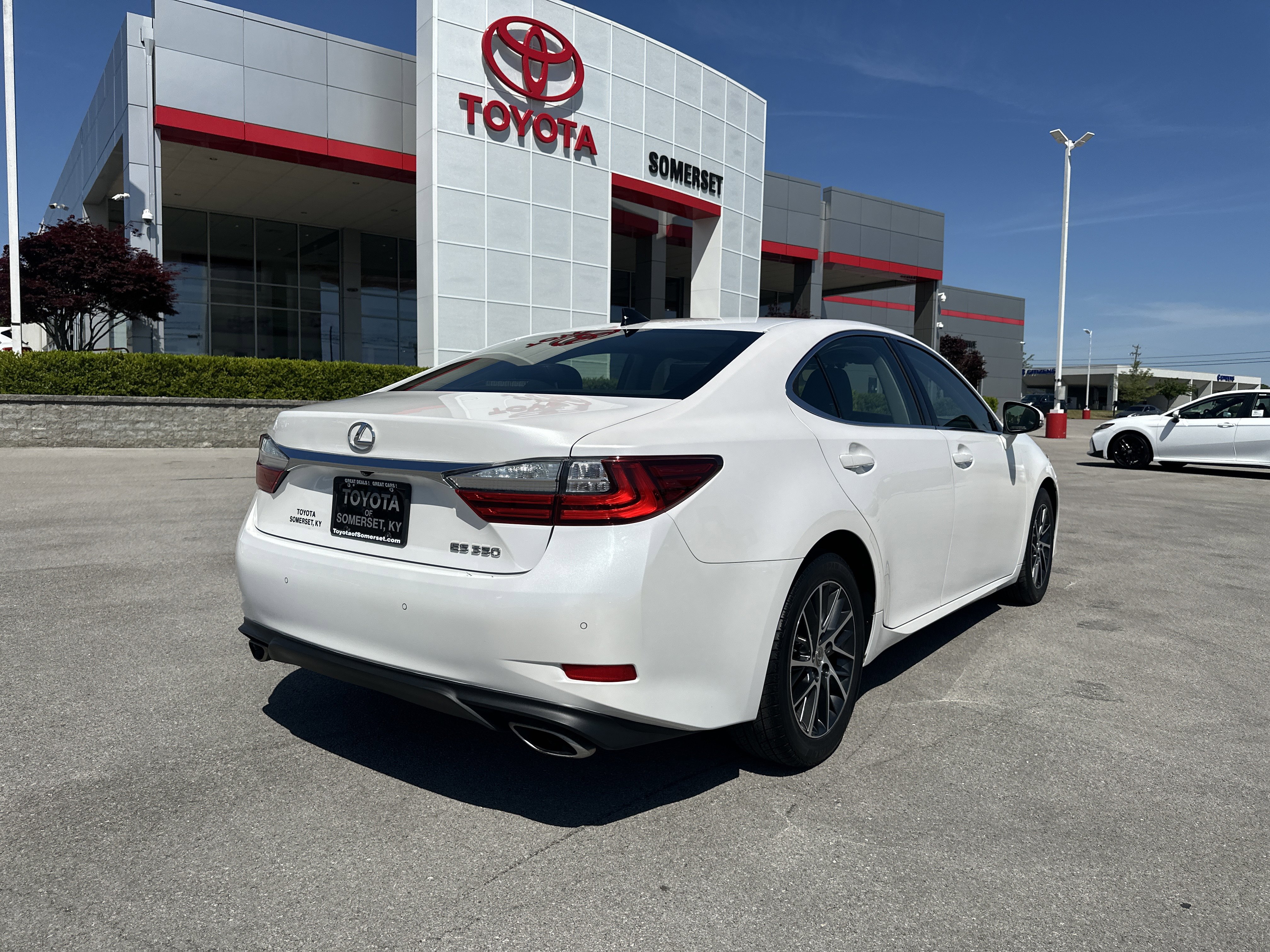Used 2016 Lexus ES 350 w/ Premium Package w/Wood Trim FWD image 5