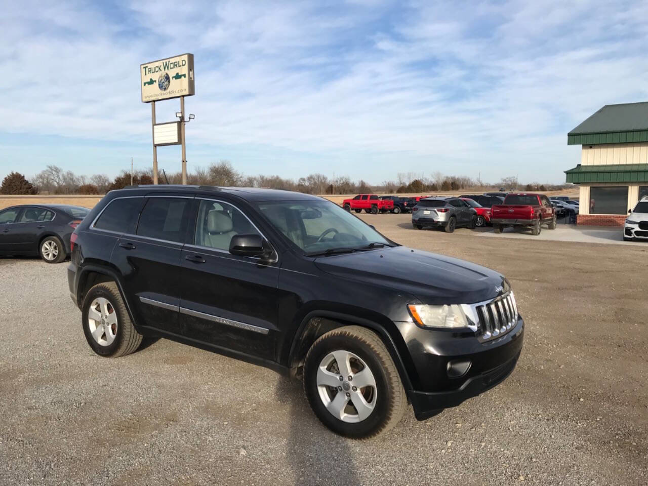 Used 2013 Jeep Grand Cherokee Laredo image 1