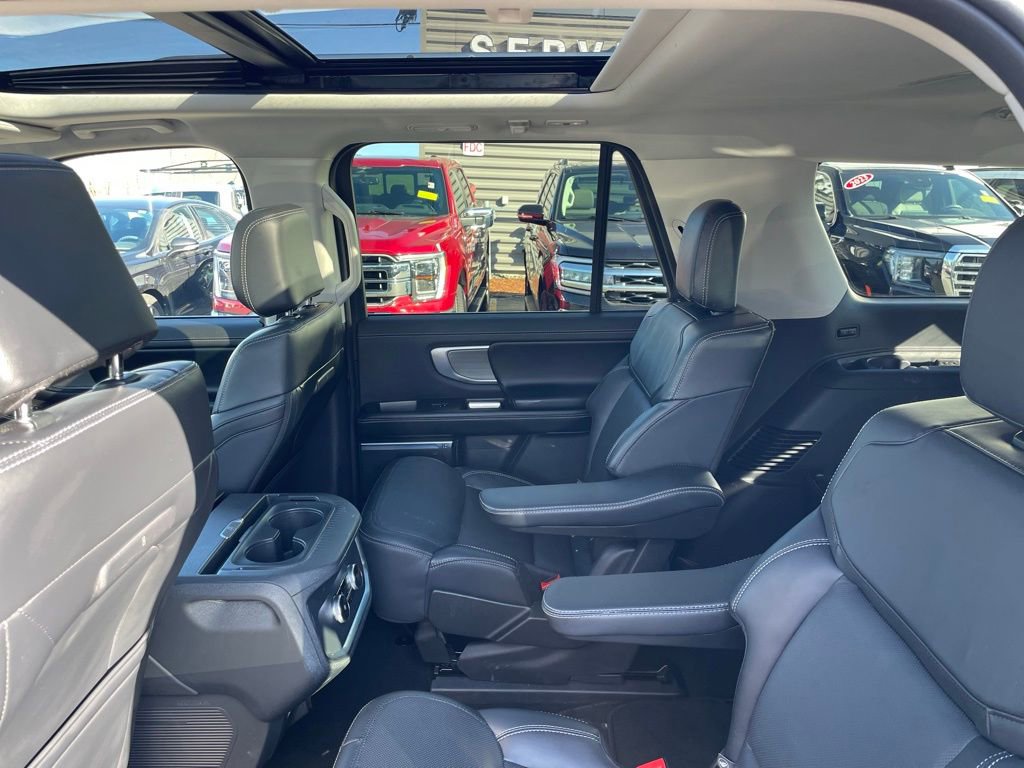 Used 2025 Ford Expedition Platinum image 12
