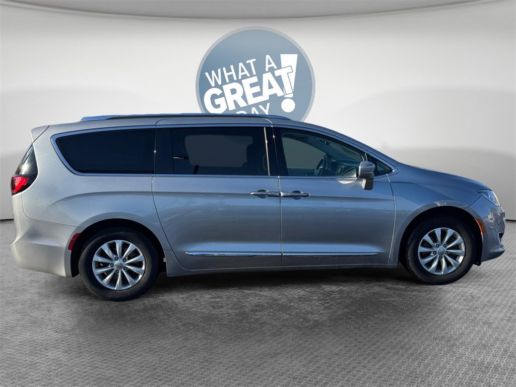 Certified 2019 Chrysler Pacifica Touring-L image 10