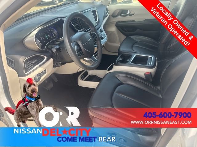 Used 2023 Chrysler Pacifica Touring-L image 14