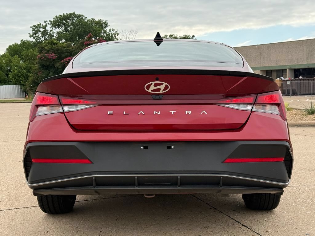 Used 2025 Hyundai Elantra Sport FWD image 5