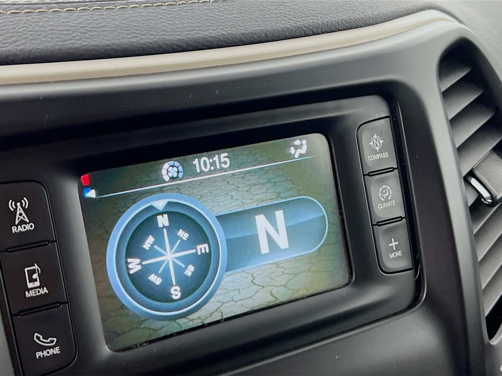 Used 2018 Jeep Cherokee Latitude w/ Cold Weather Group AWD/4WD image 12