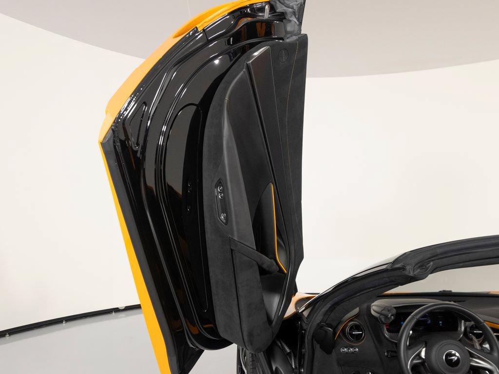 Used 2024 McLaren 750S Spider RWD image 11