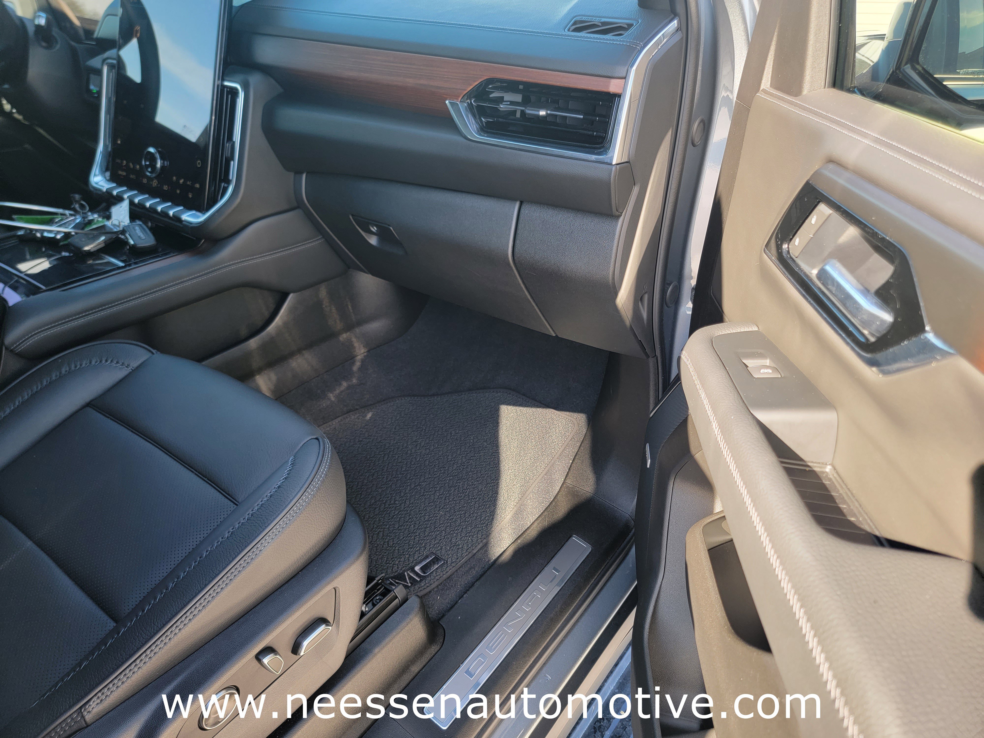 Used 2025 GMC Yukon Denali w/ Sun & Power Step Package image 9