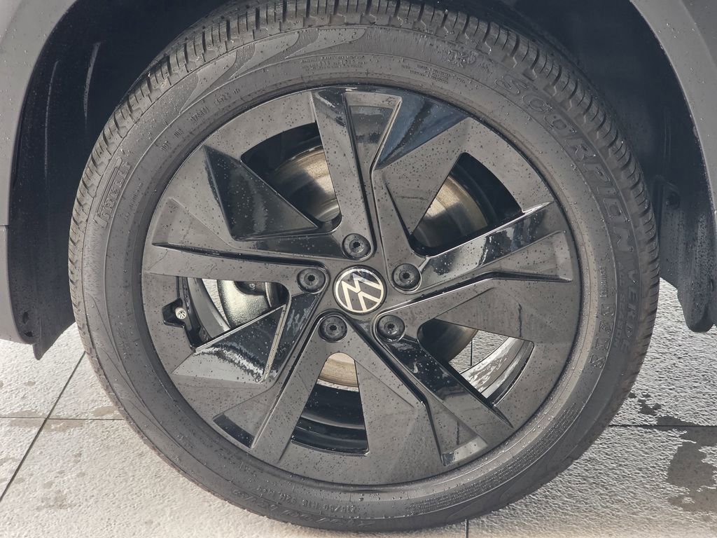 Used 2025 Volkswagen Taos SE FWD image 7