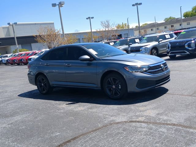 Used 2022 Volkswagen Jetta SE image 4