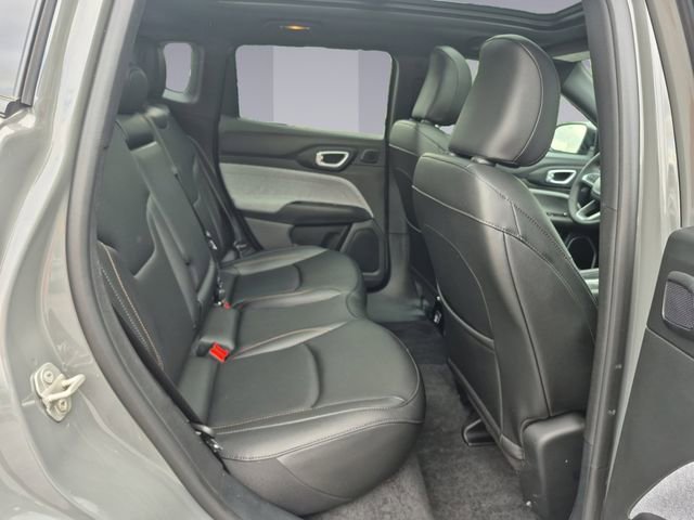 Used 2024 Jeep Compass Latitude w/ Sun and Sound Group AWD/4WD image 18