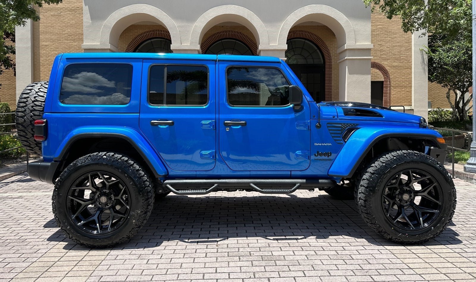 Used 2022 Jeep Wrangler Unlimited Sahara w/ LED Lighting Group AWD/4WD image 49