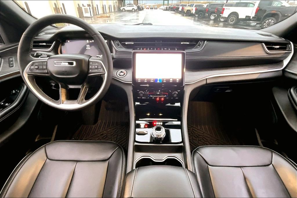 Used 2025 Jeep Grand Cherokee Limited w/ Black Appearance Package image 16
