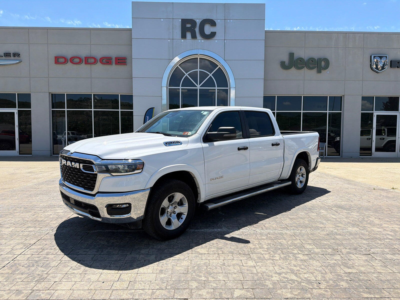 Used 2025 RAM 1500 Big Horn AWD/4WD image 4