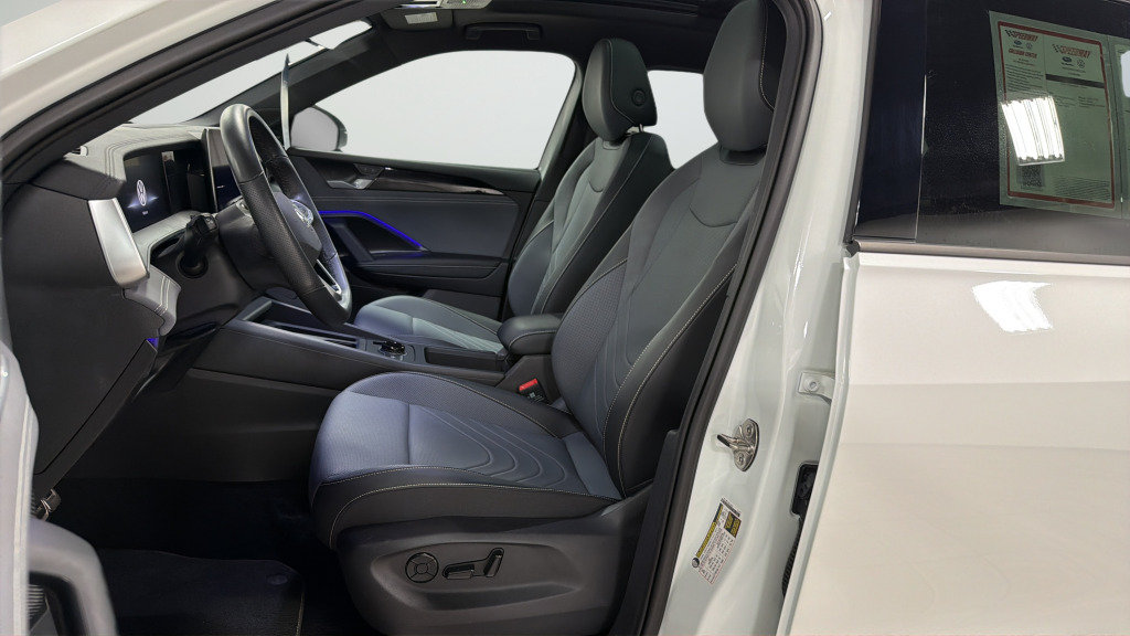 Certified 2025 Volkswagen Tiguan SE R-Line AWD/4WD image 17