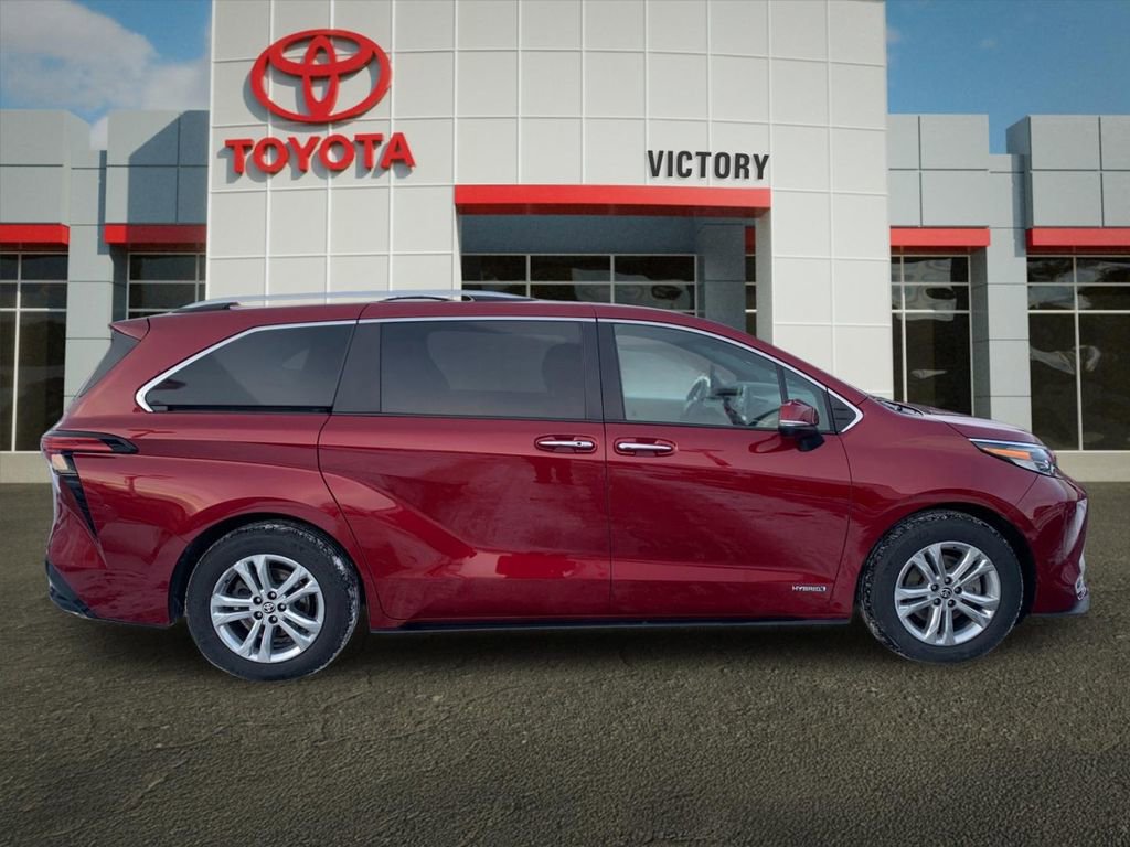 Used 2021 Toyota Sienna Platinum image 2