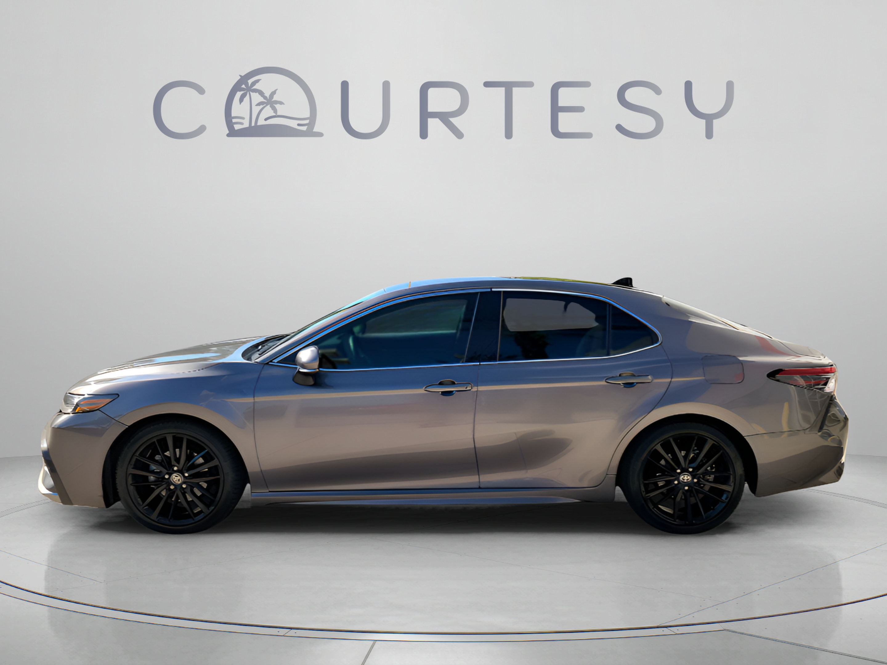 Used 2022 Toyota Camry XSE FWD image 2