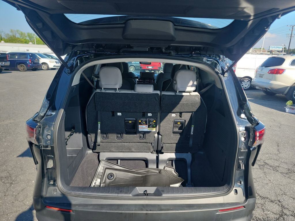 Used 2025 Toyota Sienna LE w/ LE Plus Package FWD image 17