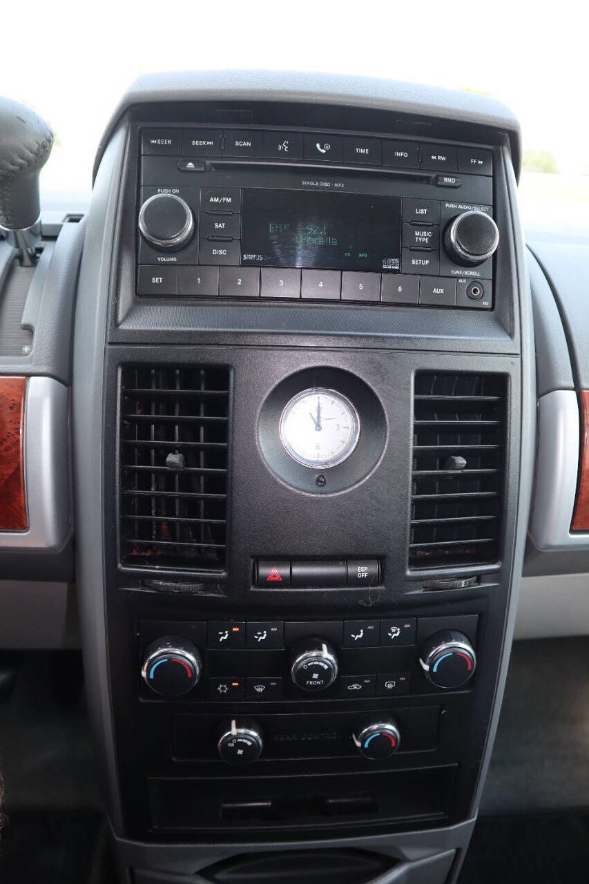 Used 2008 Chrysler Town & Country Touring image 35