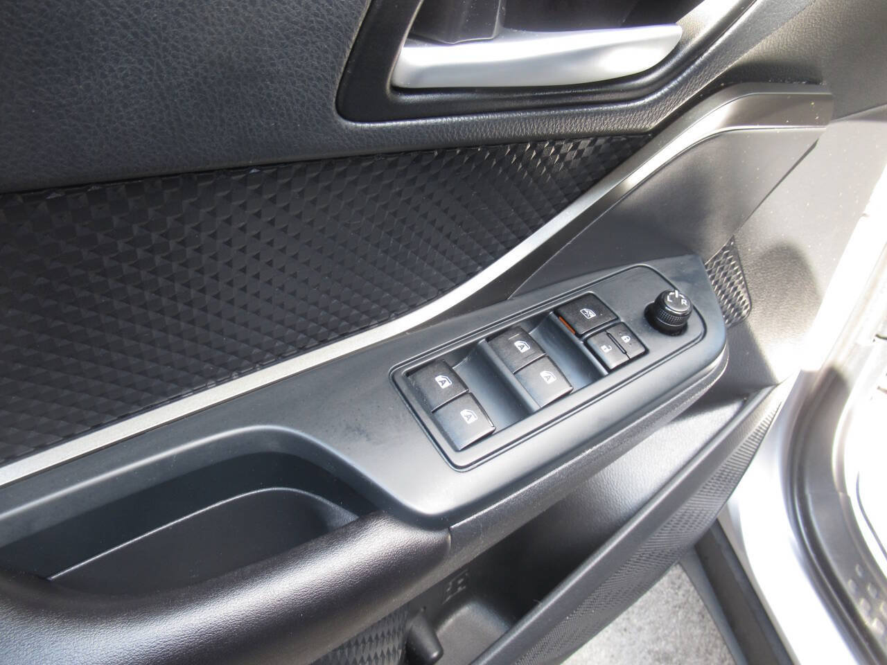 Used 2019 Toyota C-HR LE FWD image 15