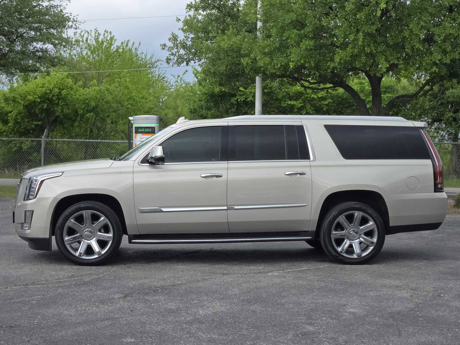 Used 2015 Cadillac Escalade ESV Luxury image 5