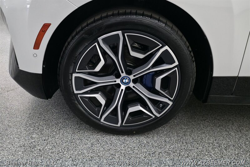 Used 2024 BMW iX xDrive50 w/ Sport Package AWD/4WD image 12