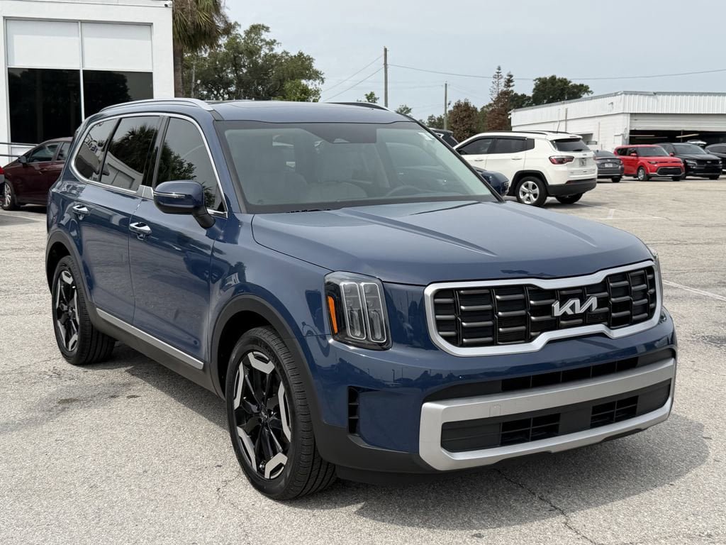 Certified 2023 Kia Telluride S w/ S Sunroof Package AWD/4WD image 2