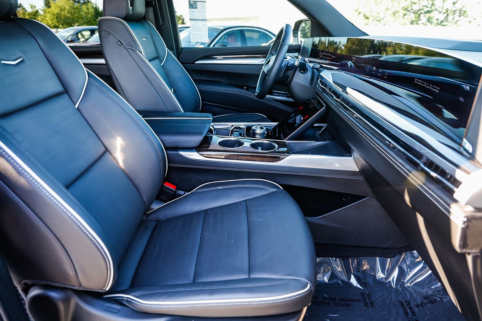 Used 2025 Cadillac Escalade ESV Premium Luxury w/ LPO, Floor Liner Package AWD/4WD image 17
