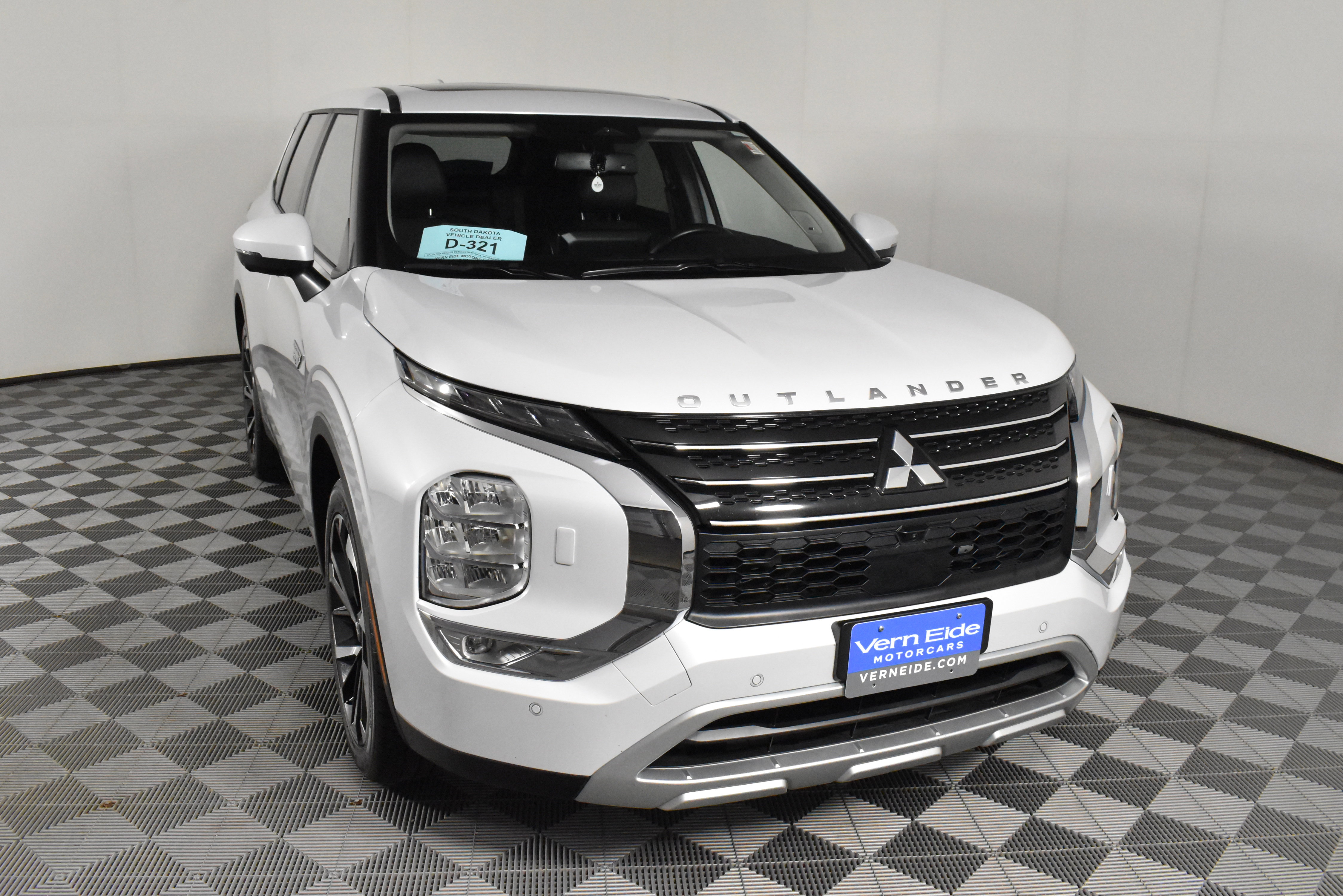 Used 2024 Mitsubishi Outlander SE image 3