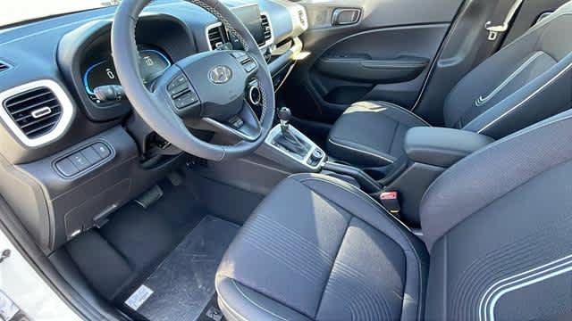 Used 2025 Hyundai Venue Limited FWD image 9
