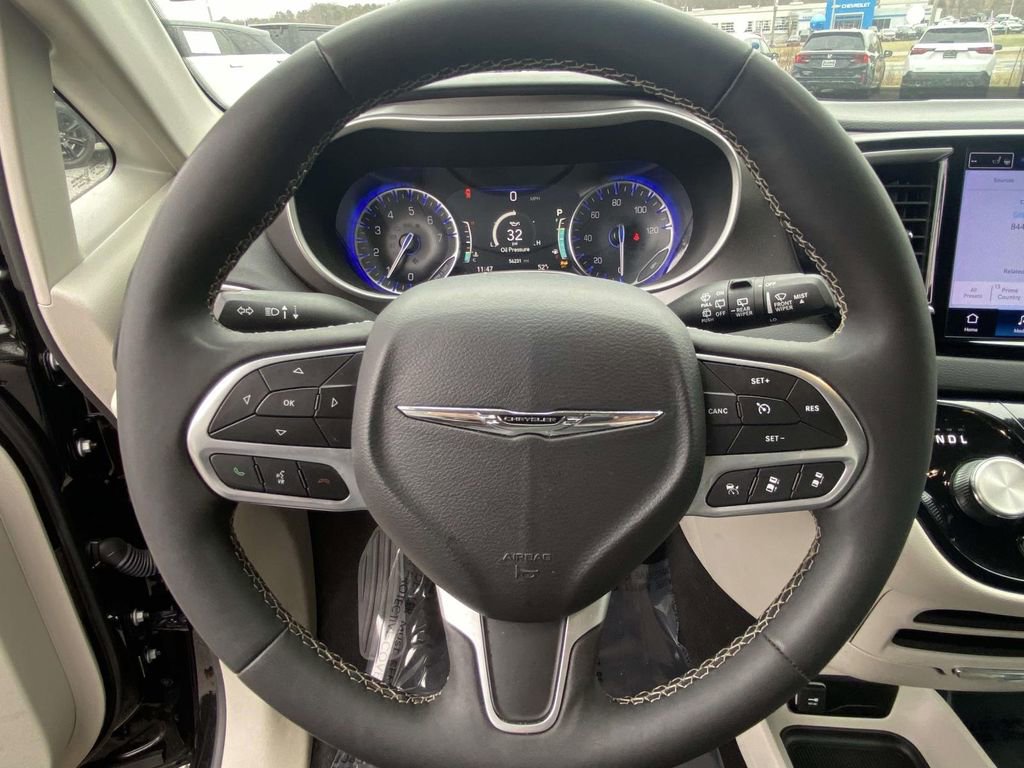 Used 2024 Chrysler Pacifica Touring-L image 18