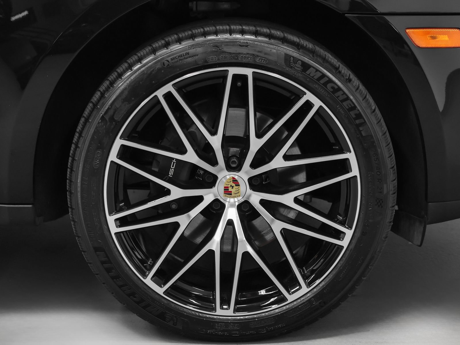 Certified 2024 Porsche Macan AWD/4WD image 16