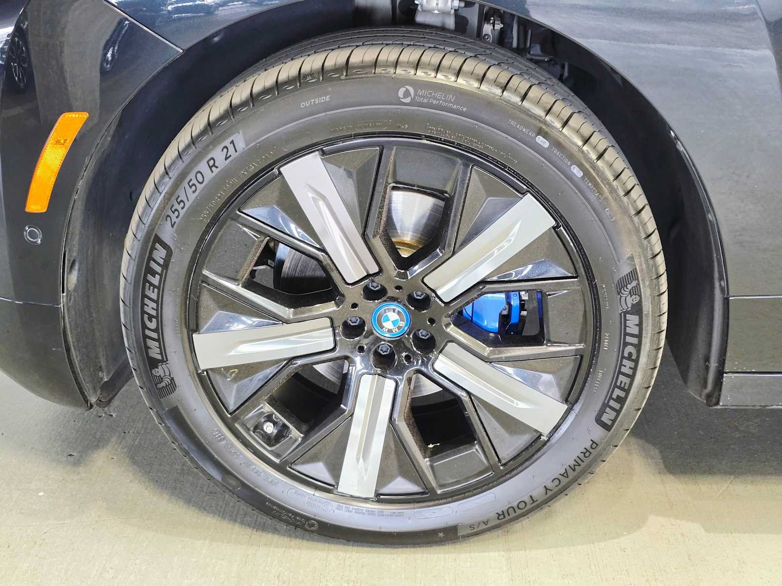 Used 2024 BMW iX xDrive50 w/ Sport Package AWD/4WD image 8