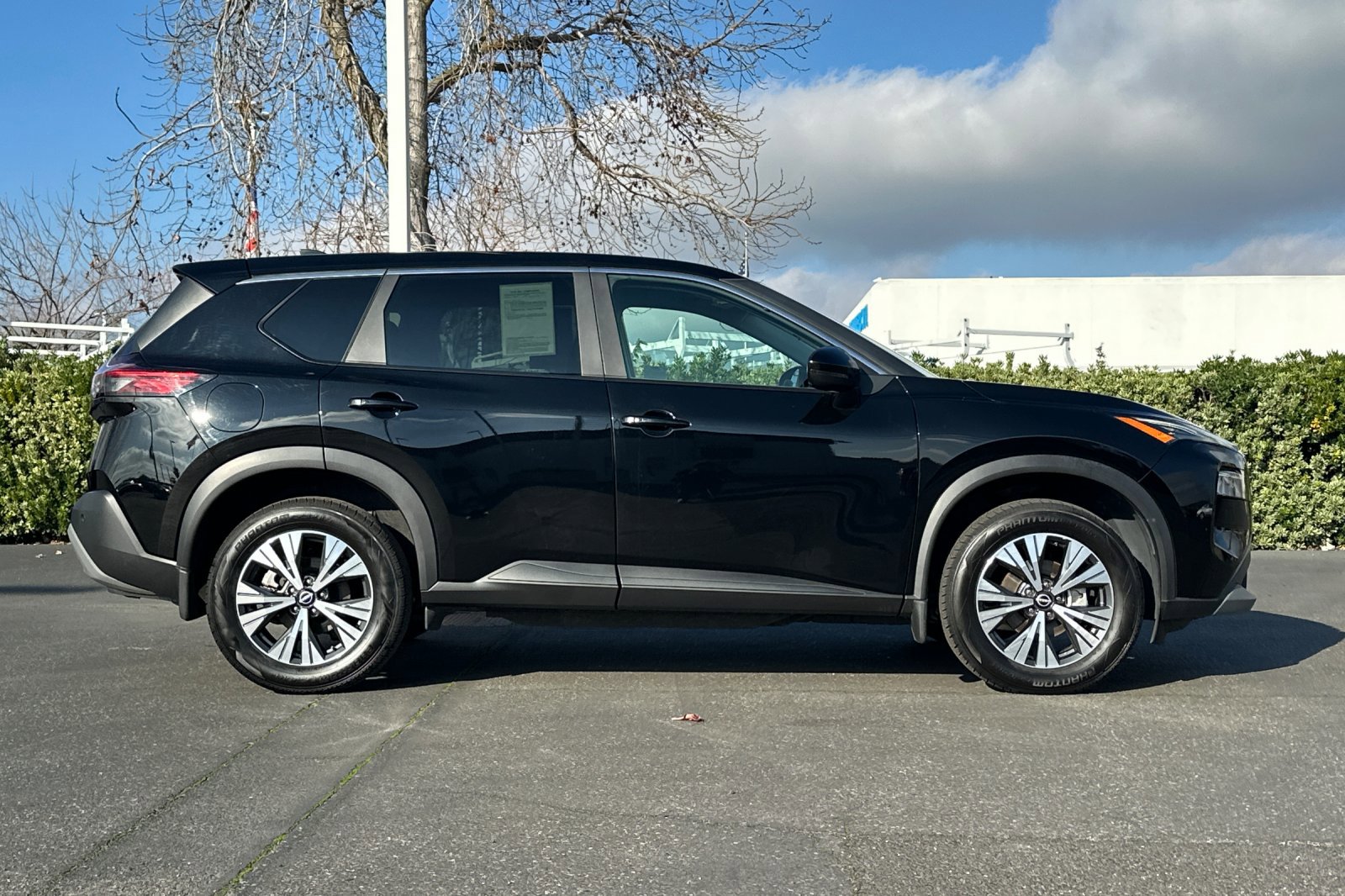 Used 2023 Nissan Rogue SV image 3