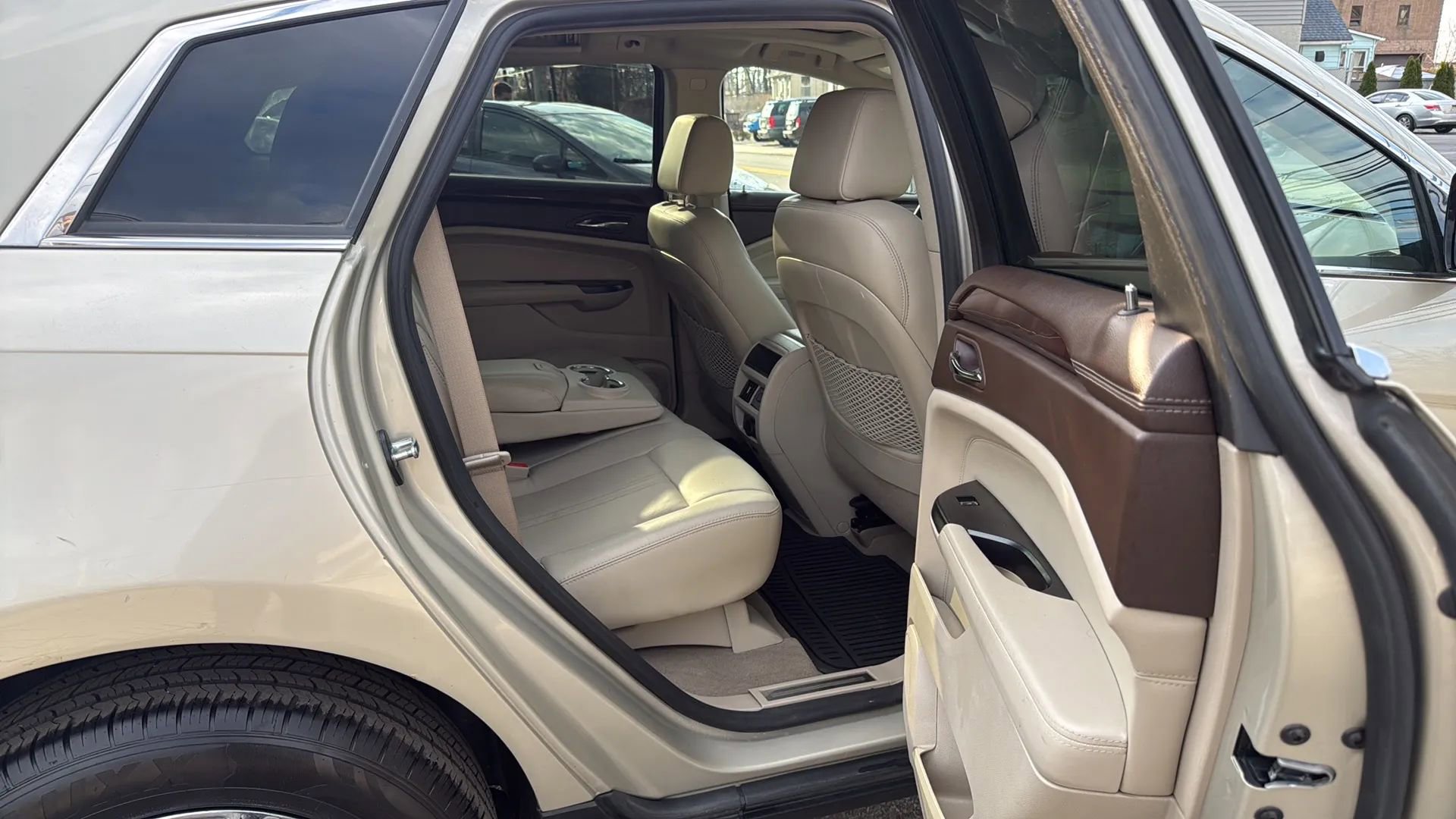Used 2015 Cadillac SRX Luxury w/ Driver Awareness Package image 26