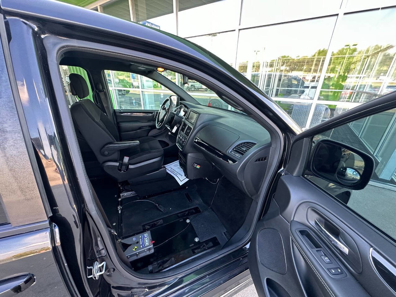 Used 2019 Dodge Grand Caravan SE image 20
