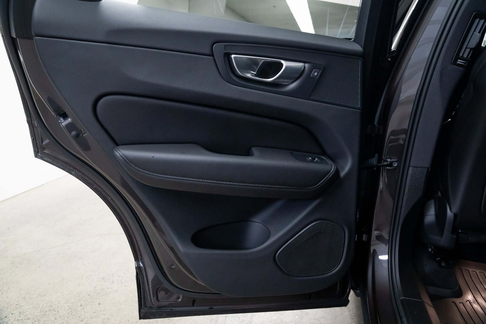 Used 2024 Volvo XC60 T8 Plus w/ Protection Package Premier image 19