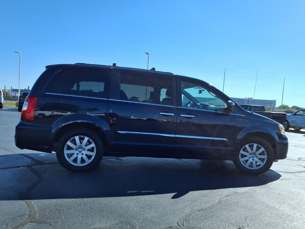 Used 2016 Chrysler Town & Country Touring w/ Driver Convenience Group FWD image 31