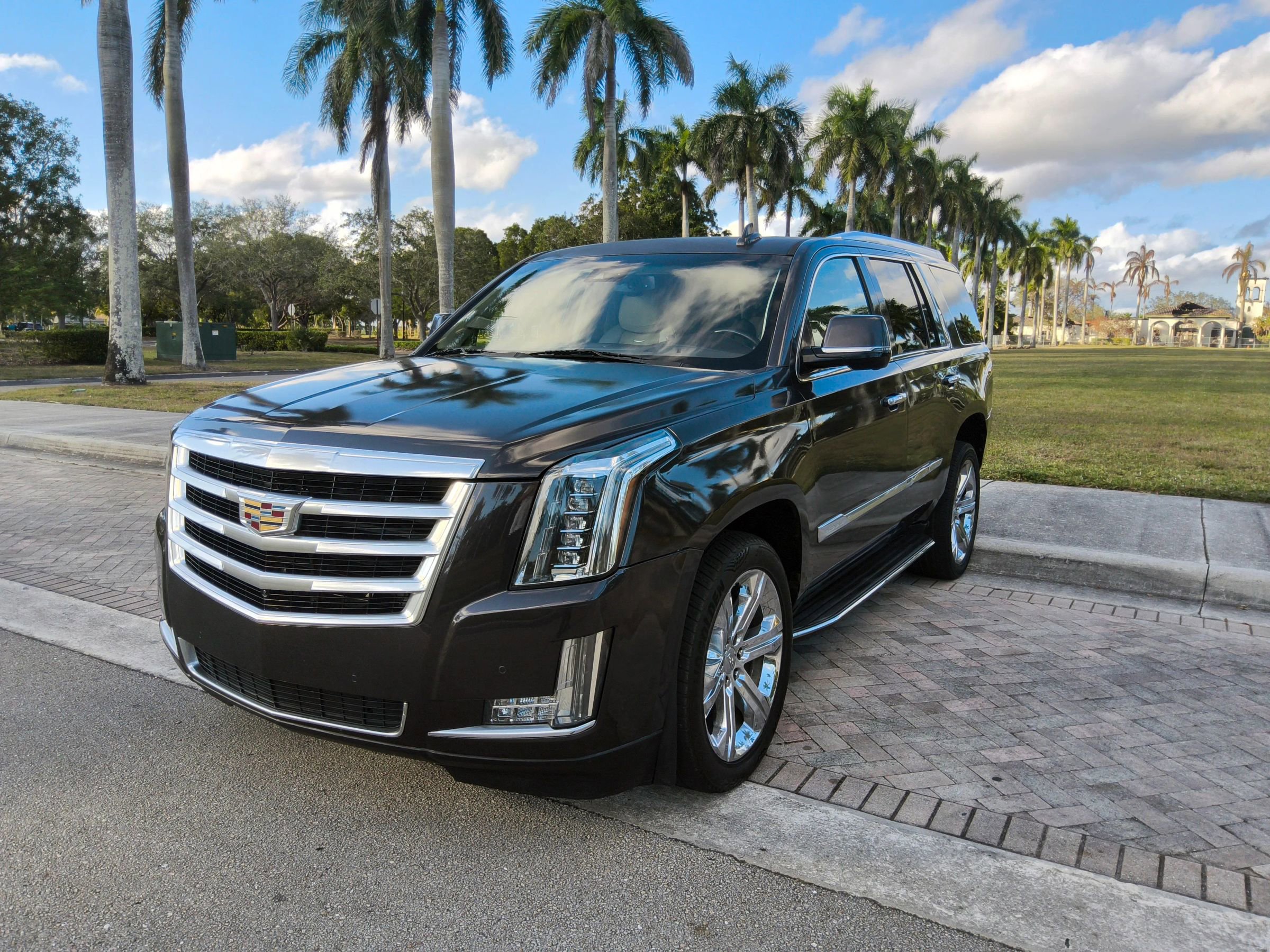Used 2016 Cadillac Escalade Luxury image 2