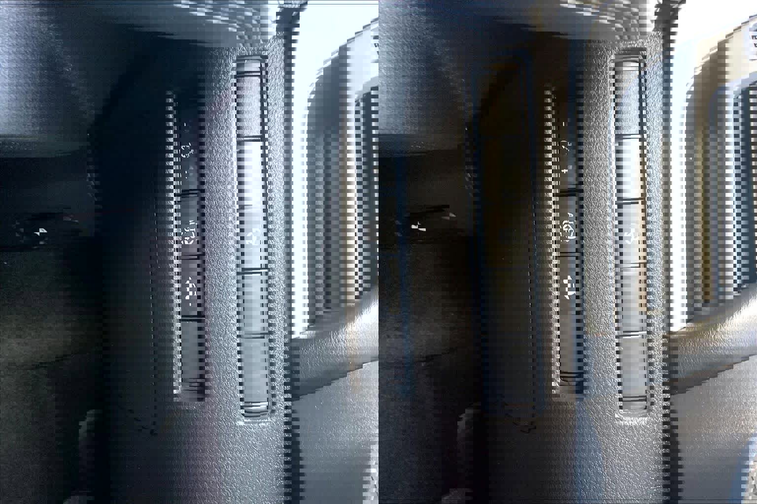 Used 2025 Nissan Rogue SV image 33